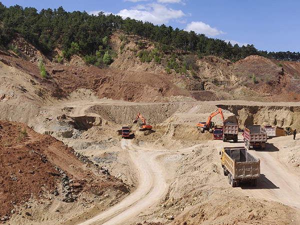 建平璀璨膨潤土